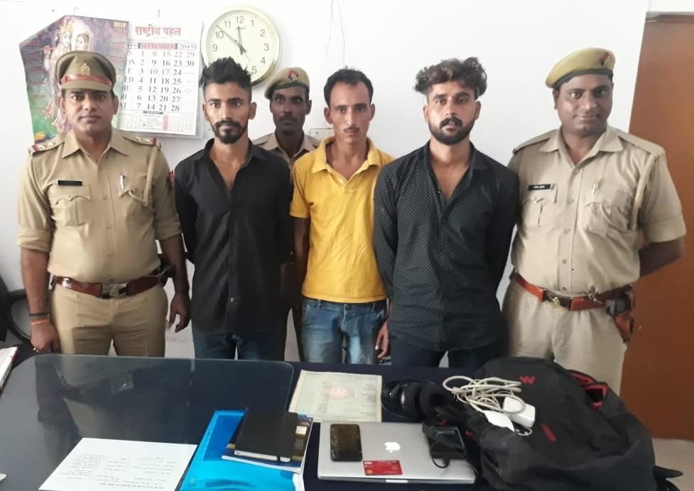 एसएसपी वैभव कृष्ण के कुशल नेत्रत्व में नोएडा पुलिस को मिली बड़ी सफलता, तीन दिन पहले हुयी लूट के तीन वाछिंत लुटरे गिरफ्तार एसएसपी वैभव कृष्ण के कुशल नेत्रत्व में नोएडा पुलिस को मिली बड़ी सफलता, तीन दिन पहले हुयी लूट के तीन वाछिंत लुटरे गिरफ्तार