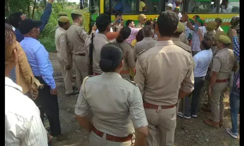 जेवर टोल प्लाजा पर चार गुने मुआवजा को लेकर जाम लगा रहे किसानों को किया पुलिस ने गिरफ्तार जेवर टोल प्लाजा पर चार गुने मुआवजा को लेकर जाम लगा रहे किसानों को किया पुलिस ने गिरफ्तार