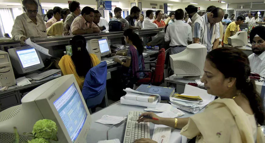 इस बैंक के कस्टमर्स को RBI का झटका, 6 माह तक कैश निकालना हुआ मुश्किल इस बैंक के कस्टमर्स को RBI का झटका, 6 माह तक कैश निकालना हुआ मुश्किल