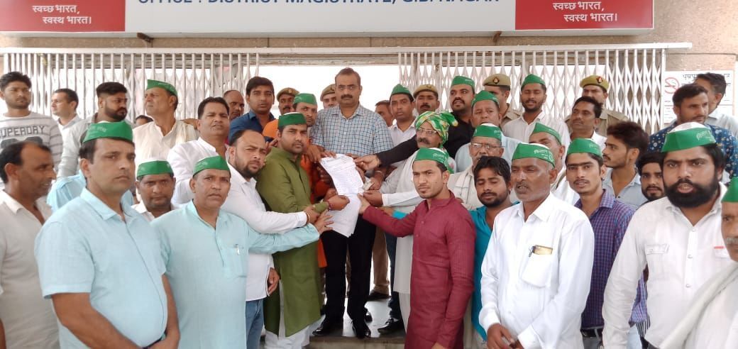 किसान एकता संघ जेवर ने सौंपा डीएम को ज्ञापन किसान एकता संघ जेवर ने सौंपा डीएम को ज्ञापन