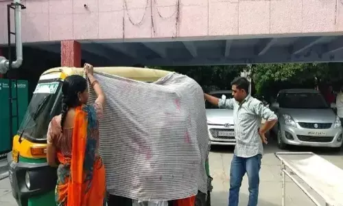 इस तरह हुई महिला की डिलीवरी, दिल दहलाने वाली तस्वीर यूपी के शाहजहाँपुर से