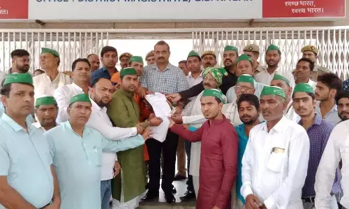 किसान एकता संघ जेवर ने सौंपा डीएम को ज्ञापन