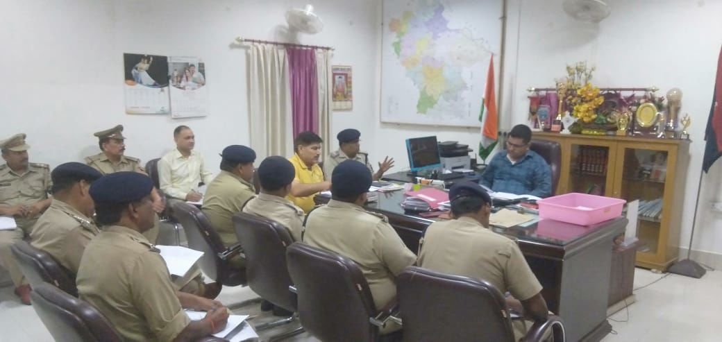 SP आकाश तोमर ने कानून व्यवस्था एवं अपराध, विधानसभा उपचुनाव व आगामी त्यौहारों के दृष्टिगत अधिकरियों की बुलाई मीटिंग, दिए आवश्यक दिशा निर्देश SP आकाश तोमर ने कानून व्यवस्था एवं अपराध, विधानसभा उपचुनाव व आगामी त्यौहारों के दृष्टिगत अधिकरियों की बुलाई मीटिंग, दिए आवश्यक दिशा निर्देश