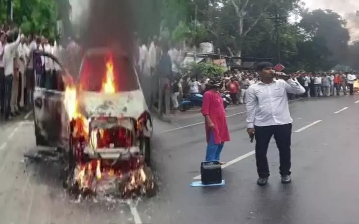 मथुरा में हाईवोल्टेज ड्रामा, SSP दफ्तर के बाहर फूंकी कार, बीच सड़क चलाईं गोलियां मथुरा में हाईवोल्टेज ड्रामा, SSP दफ्तर के बाहर फूंकी कार, बीच सड़क चलाईं गोलियां