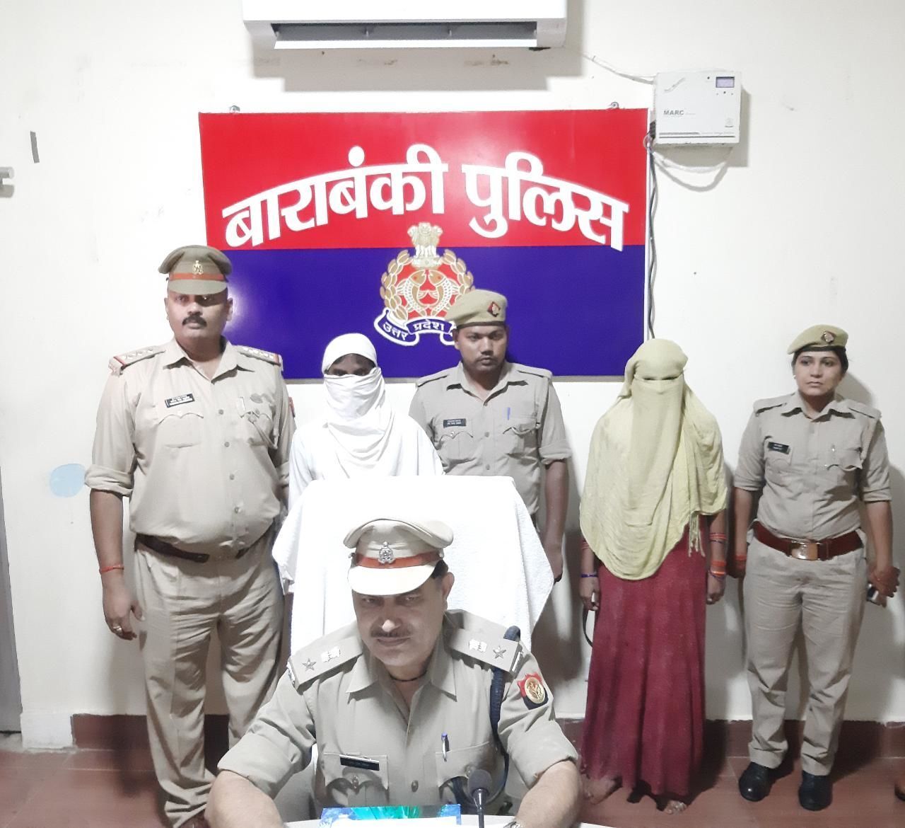 बाराबंकी पुलिस ने सरवन हत्याकाण्ड का किया खुलासा, हत्याभियुक्ता पत्नी सहित छोटे भाई को किया गिरफ्तार बाराबंकी पुलिस ने सरवन हत्याकाण्ड का किया खुलासा, हत्याभियुक्ता पत्नी सहित छोटे भाई को किया गिरफ्तार