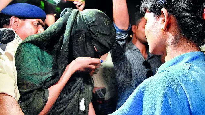 MP हनी ट्रैप: बॉलीवुड की कुछ हीरोइनों के नाम भी उजागर, 40 से ज़्यादा कॉल गर्ल्स, 18 साल की आरोपी खोलेगी कई राज! MP हनी ट्रैप: बॉलीवुड की कुछ हीरोइनों के नाम भी उजागर, 40 से ज़्यादा कॉल गर्ल्स, 18 साल की आरोपी खोलेगी कई राज!