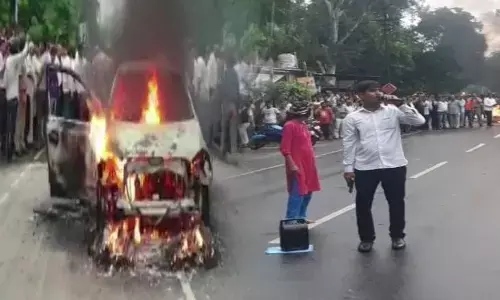 मथुरा में हाईवोल्टेज ड्रामा, SSP दफ्तर के बाहर फूंकी कार, बीच सड़क चलाईं गोलियां मथुरा में हाईवोल्टेज ड्रामा, SSP दफ्तर के बाहर फूंकी कार, बीच सड़क चलाईं गोलियां