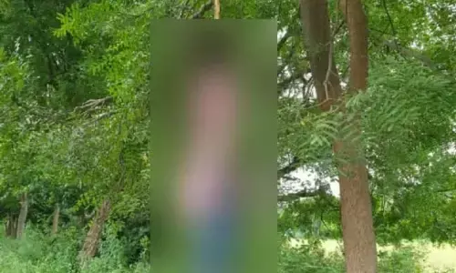 हरदोई में युवती की पेड़ पर लटकी मिली लाश, मचा हडकंप