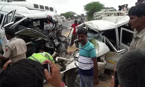 राजस्थान में बड़ा हादसा : जोधपुर के बालेसर में भीषण सड़क दुर्घटना, 15 लोगों की मौत, कई लोग जख्मी राजस्थान में बड़ा हादसा : जोधपुर के बालेसर में भीषण सड़क दुर्घटना, 15 लोगों की मौत, कई लोग जख्मी