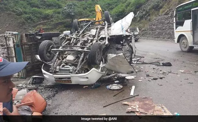 उत्तराखंड में कार पर बोल्डर गिरने से छह की मौत, 4 घायल उत्तराखंड में कार पर बोल्डर गिरने से छह की मौत, 4 घायल