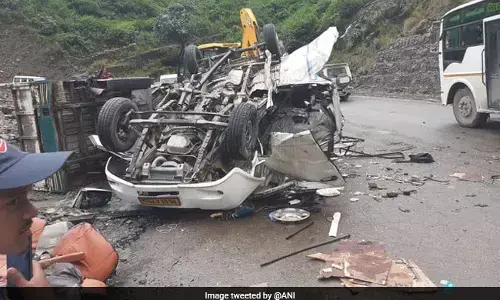 उत्तराखंड में कार पर बोल्डर गिरने से छह की मौत, 4 घायल उत्तराखंड में कार पर बोल्डर गिरने से छह की मौत, 4 घायल