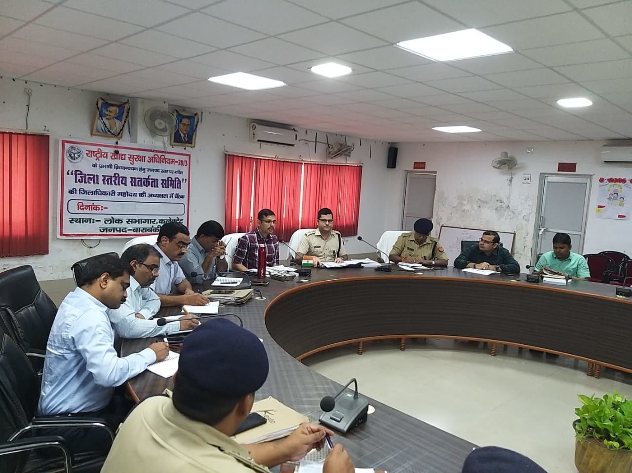 बाराबंकी में डीएम और एसपी ने दशहरा, दुर्गापूजा, देवां मेला और उपचुनाव के चलते अधिकारीयों को दिए निर्देश बाराबंकी में डीएम और एसपी ने दशहरा, दुर्गापूजा, देवां मेला और उपचुनाव के चलते अधिकारीयों को दिए निर्देश