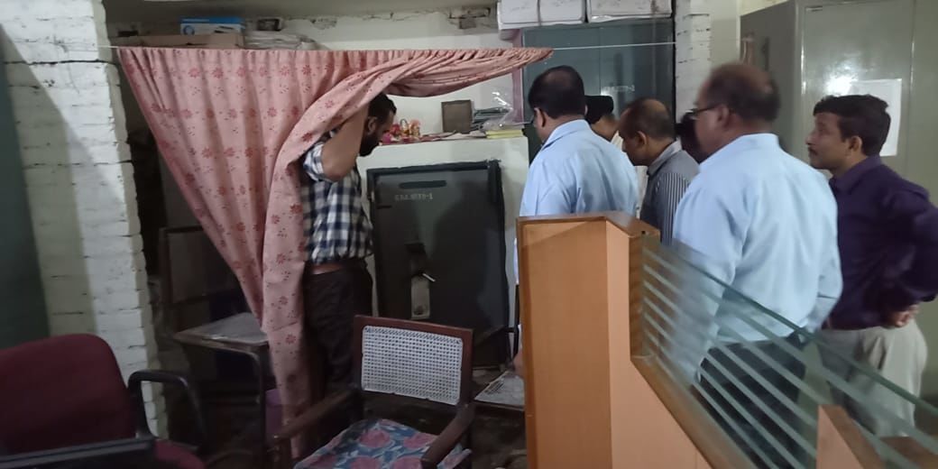 बाराबंकी : आर्यवर्त बैंक की दीवाल काट कर चोरी का प्रयास, जब शाखा खुली तो कर्मचारियो के होश उड़ गए! बाराबंकी : आर्यवर्त बैंक की दीवाल काट कर चोरी का प्रयास, जब शाखा खुली तो कर्मचारियो के होश उड़ गए!