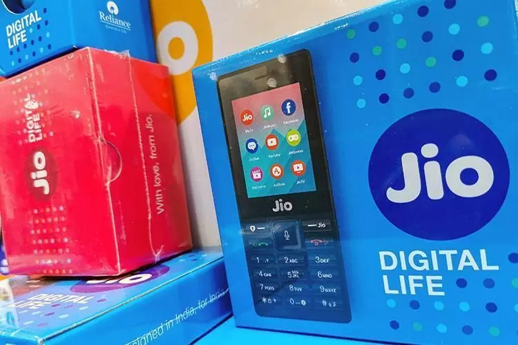 JioPhone दिवाली ऑफर, 1500 रुपए का जियो फोन 699 रुपए में खरीदें, जानें- खूबियां और क्या है प्लान