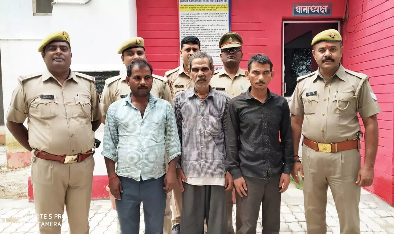 बाराबंकी में चार दिन पूर्व हुई हत्या का खुलासा, 3 आरोपी गिरफ्तार कर भेजे गए जेल बाराबंकी में चार दिन पूर्व हुई हत्या का खुलासा, 3 आरोपी गिरफ्तार कर भेजे गए जेल