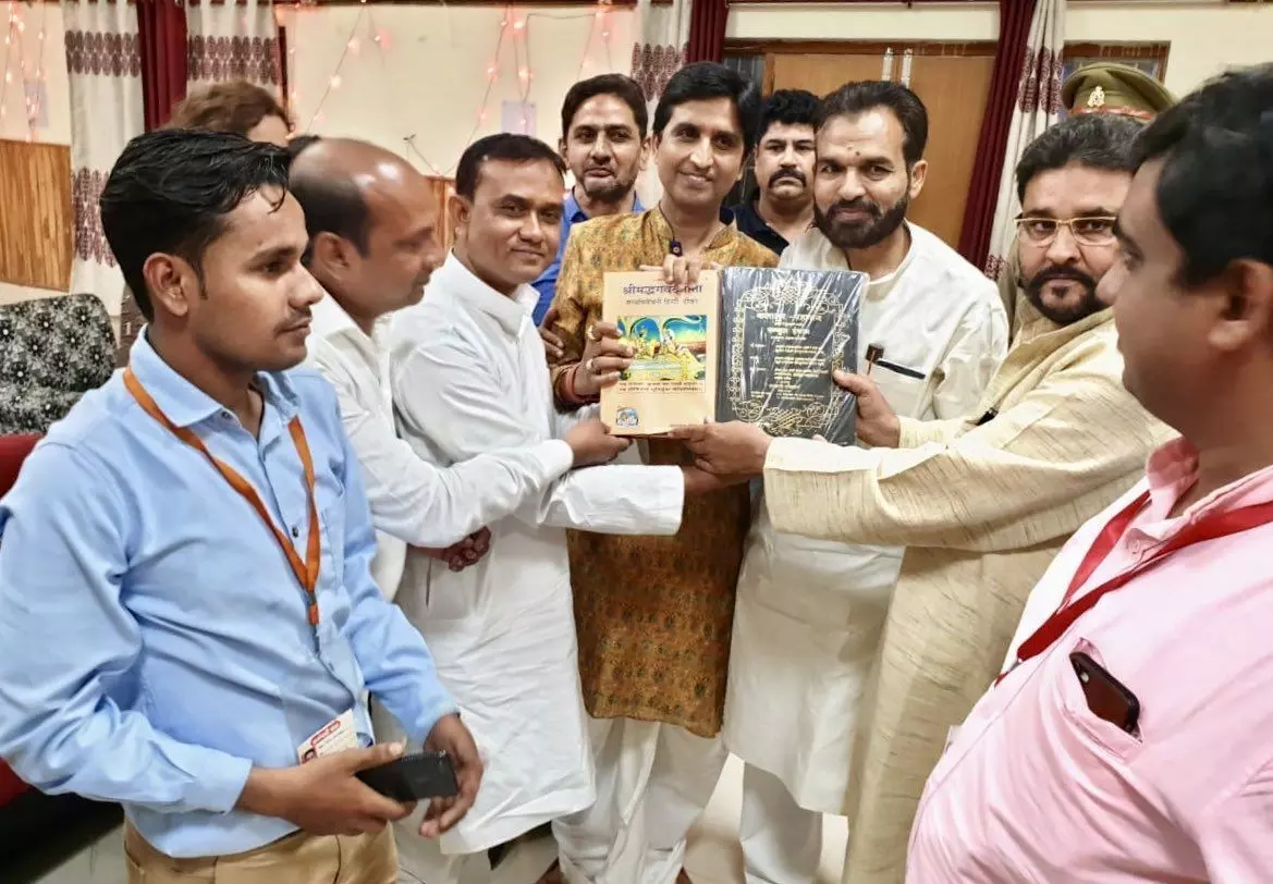 मुरादाबाद में कुमार विश्वास के स्वागत में उमड़ा जन समूह, जब हिन्दू मुस्लिम एकता ने गीता और कुरान दिया साथ साथ भेंट