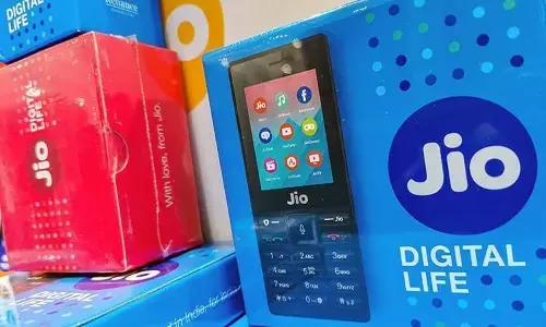 JioPhone दिवाली ऑफर, 1500 रुपए का जियो फोन 699 रुपए में खरीदें, जानें- खूबियां और क्या है प्लान
