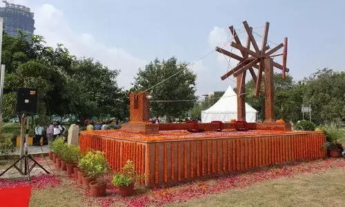 गाँधी जयंती पर दुनिया का सबसे बड़ा चरखा नोएडा में बना गाँधी जयंती पर दुनिया का सबसे बड़ा चरखा नोएडा में बना