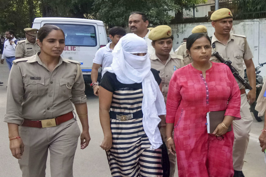 संबंध बनाने से इनकार करने पर पीड़िता के कपड़े फाड़ देता था चिन्मयानंद, सरकारी वकील का बड़ा खुलासा संबंध बनाने से इनकार करने पर पीड़िता के कपड़े फाड़ देता था चिन्मयानंद, सरकारी वकील का बड़ा खुलासा