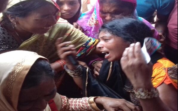 यूपी में आशिक बना कातिल, प्रेमिका समेत तीन का किया दिनदहाड़े मर्डर, तलाश में जुटी पूरे जिले की पुलिस यूपी में आशिक बना कातिल, प्रेमिका समेत तीन का किया दिनदहाड़े मर्डर, तलाश में जुटी पूरे जिले की पुलिस