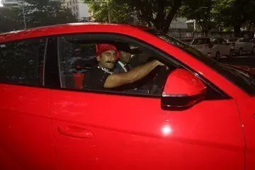 मुंबई की सड़कों पर 3 करोड़ की कार में घूमते दिखे रणवीर सिंह, वायरल हुईं फोटो