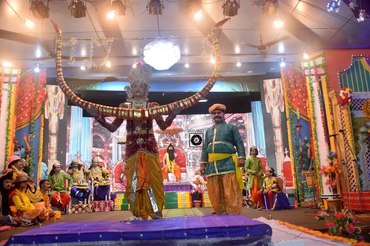 उठहुँ राम भंजउ भव चापा   मेटहु तात जनक परितापा, और अयोध्या में राम ने तोड़ दिया धनुष