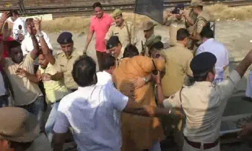 पहले ही सफर में तेजस एक्सप्रेस को झेलना पड़ा विरोध, रेल कर्मियों ने गाजियाबाद में रोक दी तेजस