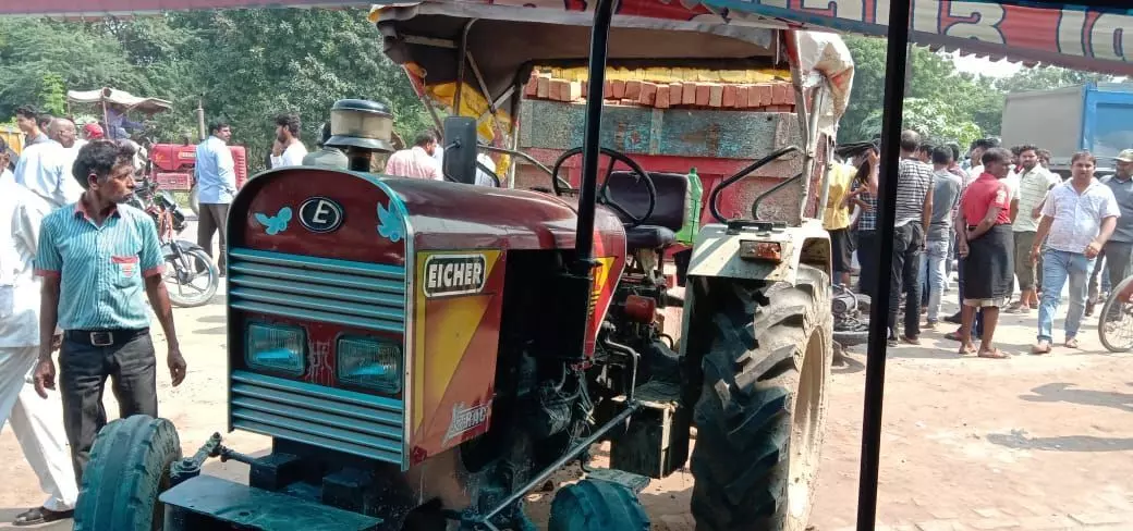 कानपुर में ईटा से भरे ट्रैक्टर ने दो बाइक सवारों को कुचला, मौके पर मौत