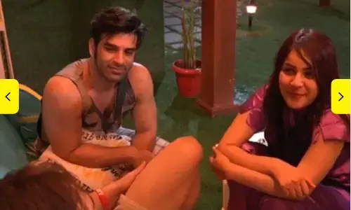 पांचवें दिन ही इन पांच बातों से हिट हुई बिग बॉस की ये कंटेस्टेंट, दो लड़के बार-बार मांग रहे KISS पांचवें दिन ही इन पांच बातों से हिट हुई बिग बॉस की ये कंटेस्टेंट, दो लड़के बार-बार मांग रहे KISS