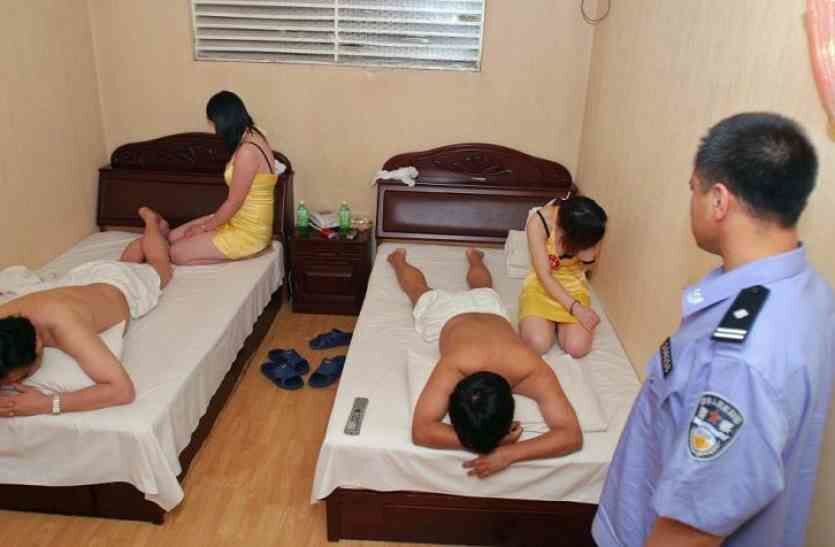 स्पा सेंटर में छापा पड़ते ही मची भगदड़, सामने आई ये बड़ी बात स्पा सेंटर में छापा पड़ते ही मची भगदड़, सामने आई ये बड़ी बात