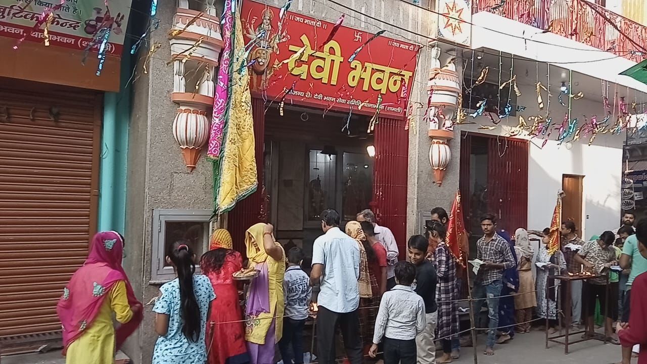 दुर्गा अष्टमी पर मंदिर में श्रद्धालुओं की उमड़ी भीड़ दुर्गा अष्टमी पर मंदिर में श्रद्धालुओं की उमड़ी भीड़