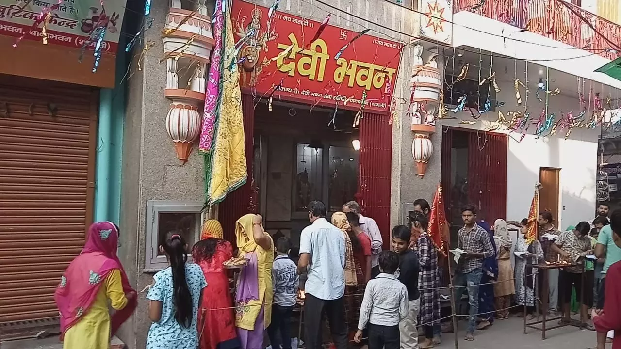 दुर्गा अष्टमी पर मंदिर में श्रद्धालुओं की उमड़ी भीड़