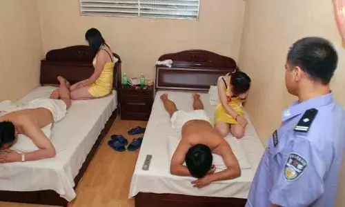 स्पा सेंटर में छापा पड़ते ही मची भगदड़, सामने आई ये बड़ी बात