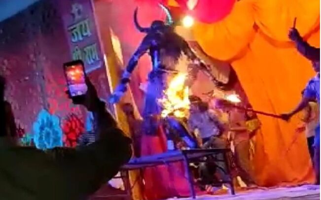 मुजफ्फरनगर : आखिर जिंदगी की जंग हार गया रामलीला में झुलसा अंकित, मौत की दहलीज तक ले गया ताड़का के अभिनय का शौक मुजफ्फरनगर : आखिर जिंदगी की जंग हार गया रामलीला में झुलसा अंकित, मौत की दहलीज तक ले गया ताड़का के अभिनय का शौक