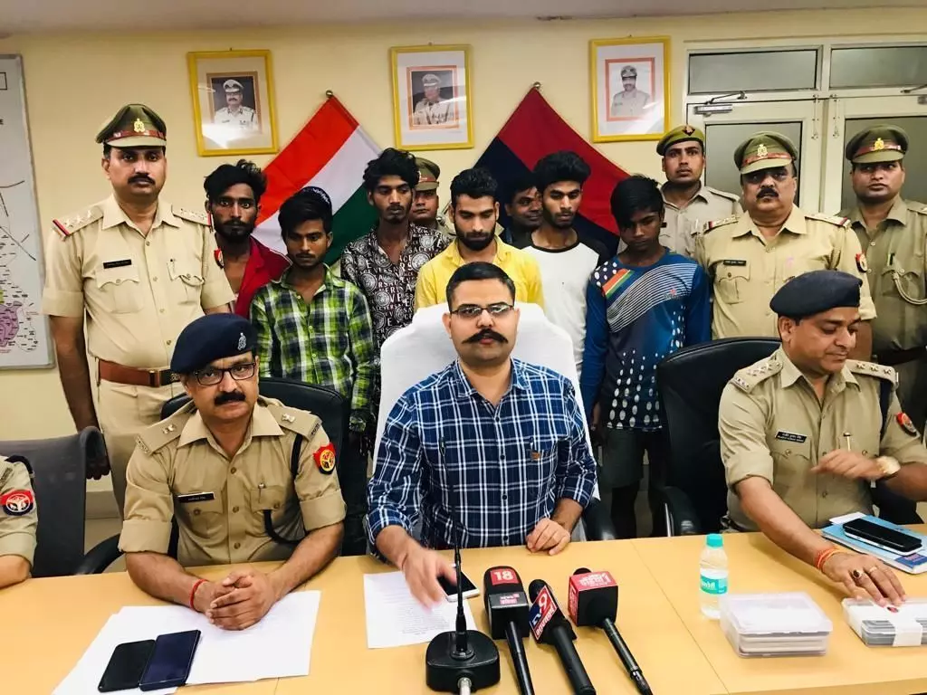 विजय दशमी पर नोएडा पुलिस की बड़ी कामयाबी, आधा दर्जन लुटेरों से लूट के डेढ़ दर्जन मोबाइल समेत 5 सेटअप बॉक्स किये बरामद विजय दशमी पर नोएडा पुलिस की बड़ी कामयाबी, आधा दर्जन लुटेरों से लूट के डेढ़ दर्जन मोबाइल समेत 5 सेटअप बॉक्स किये बरामद