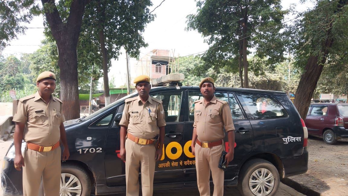 बाराबंकी पुलिस ने रास्ते मे एक युवती फांसी लगाये देख लगाई दौड़, 1 मिनट में मौके पर पहुंचकर बचाली युवती की जान, जनता कर उठी वाह वाह बाराबंकी पुलिस ने रास्ते मे एक युवती फांसी लगाये देख लगाई दौड़, 1 मिनट में मौके पर पहुंचकर बचाली युवती की जान, जनता कर उठी वाह वाह