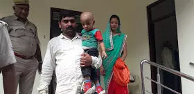 जौनपुर में डीएम ऑफिस के सामने पति, पत्नी ने अपने दूध मुहे बच्चे के साथ किया आत्मदाह का प्रयास