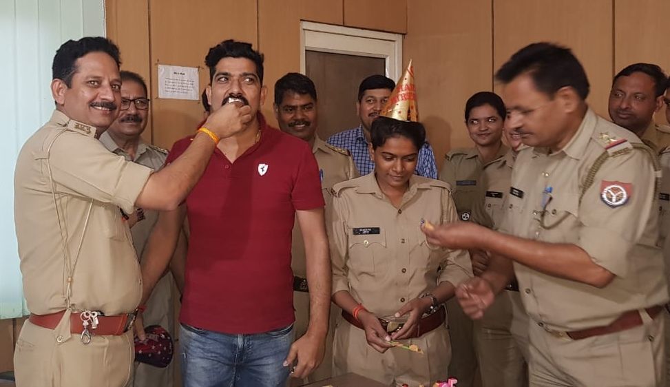 नोएडा पुलिस की अनूठी पहल, थाने में मनाया पुलिसकर्मीयों का जन्मदिन नोएडा पुलिस की अनूठी पहल, थाने में मनाया पुलिसकर्मीयों का जन्मदिन