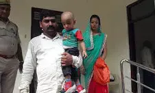 जौनपुर में डीएम ऑफिस के सामने पति, पत्नी ने अपने दूध मुहे बच्चे के साथ किया आत्मदाह का प्रयास