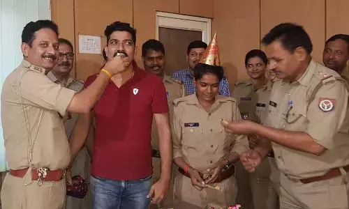 नोएडा पुलिस की अनूठी पहल,  थाने में मनाया पुलिसकर्मीयों का जन्मदिन
