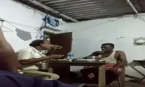 थानाध्यक्ष के सामने सिपाही का शराब का पैग बनाते वीडियो वायरल