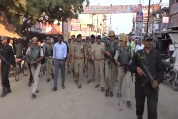 यूपी में पुलिस-फोर्स ने गांव में छिपकर बचाई अपनी जान यूपी में पुलिस-फोर्स ने गांव में छिपकर बचाई अपनी जान