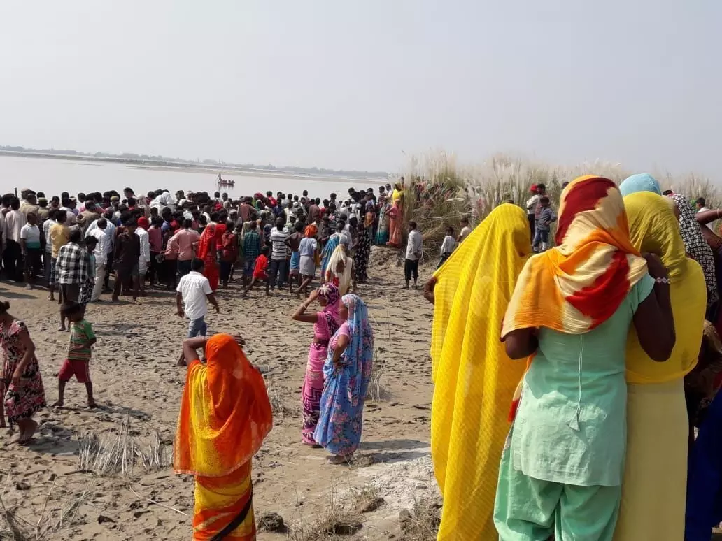 संतकबीरनगर में नाव सरयू में पलटी, चार की मौत