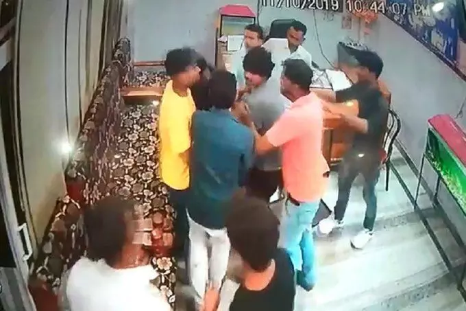 हरदोई में दबंगों ने होटल में घुसकर की मारपीट, CCTV कैमरे में कैद हुई वारदात