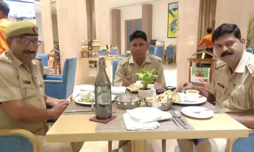 नोएडा पुलिस ने सर्वोत्तम रिस्पॉन्स टाइम वाली UP डायल 100 की PRV 1844 की टीम के साथ किया 5 स्टार होटल में डिनर नोएडा पुलिस ने सर्वोत्तम रिस्पॉन्स टाइम वाली UP डायल 100 की PRV 1844 की टीम के साथ किया 5 स्टार होटल में डिनर