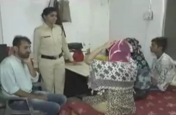 जिस हालत में मिले युवक युवती पुलिस भी शर्मा गई देखकर, सेक्स रैकेट पकड़ा