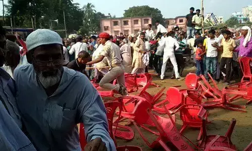 तेजस्वी यादव की सभा में हंगामा, एक दूसरे पर लोगों ने फेंकी कुर्सियां, पुलिस ने किया लाठीचार्ज