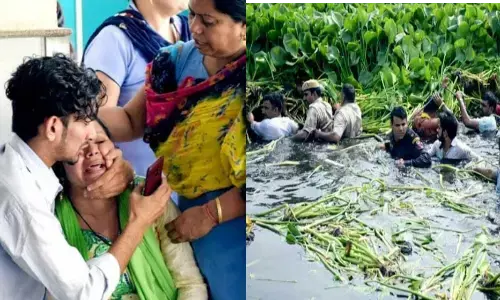 चलती बस में ड्राइवर को आया हार्ट अटैक, महिला ने बस सँभालने का किया प्रयास लेकिन बस तालाब में जा गिरी चलती बस में ड्राइवर को आया हार्ट अटैक, महिला ने बस सँभालने का किया प्रयास लेकिन बस तालाब में जा गिरी