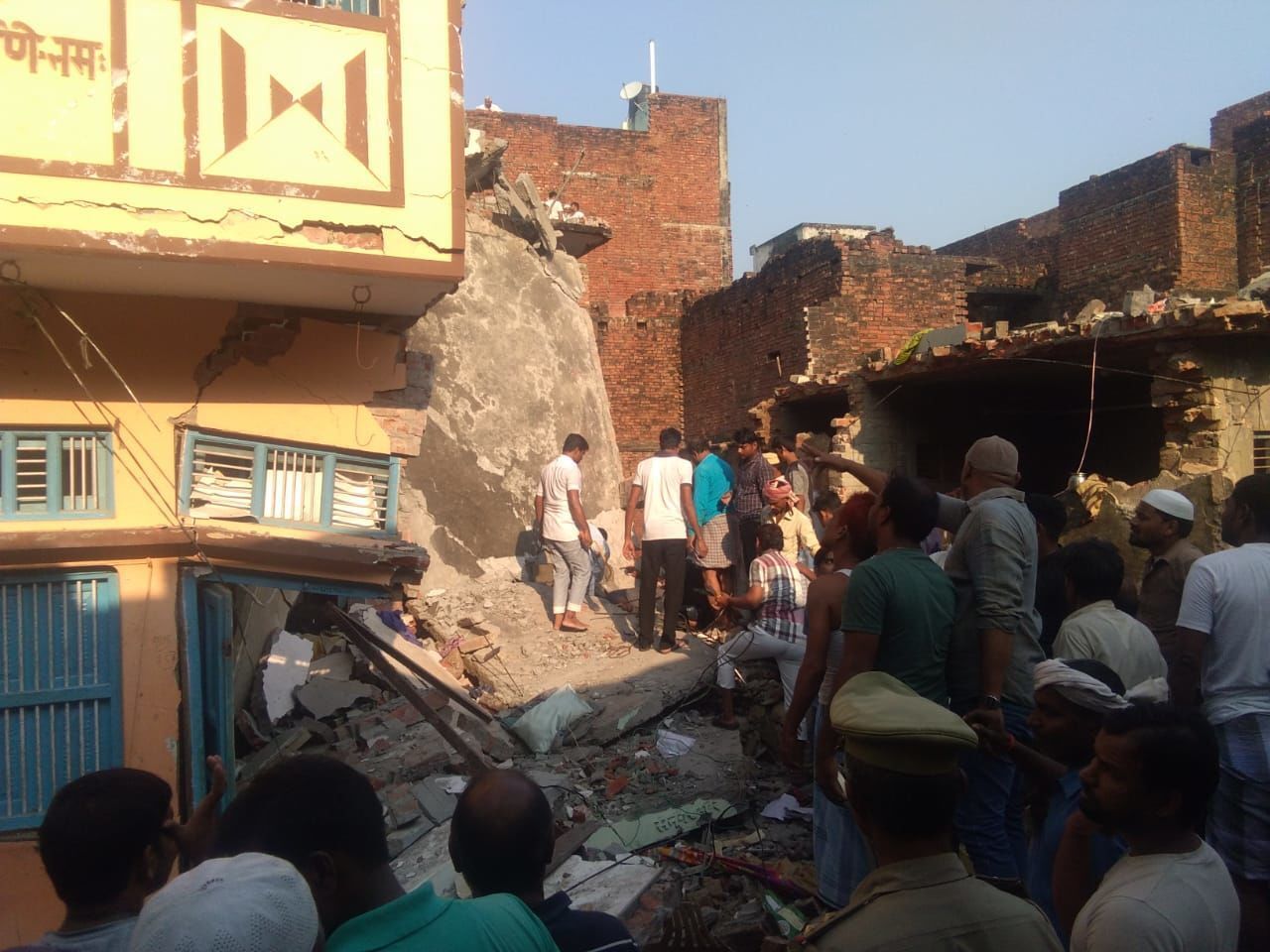 यूपी के मऊ में सिलेंडर ब्लास्ट, दो मंजिला इमारत गिरने से 10 की मौत और 12 घायल यूपी के मऊ में सिलेंडर ब्लास्ट, दो मंजिला इमारत गिरने से 10 की मौत और 12 घायल