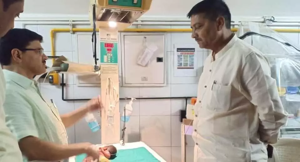 घड़े में जिन्दा मिली बच्ची, BJP MLA पप्पू भरतौल ने अपनाया, नाम रखा सीता घड़े में जिन्दा मिली बच्ची, BJP MLA पप्पू भरतौल ने अपनाया, नाम रखा सीता